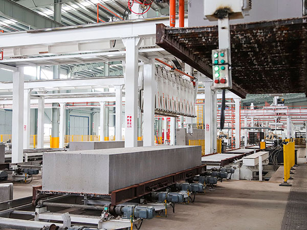 أول خط إنتاج ألواح الخرسانة الخلوية الخفيفة AAC المسطح لشركة Shaanxi NITYA في الصين يتميز بتقنية 